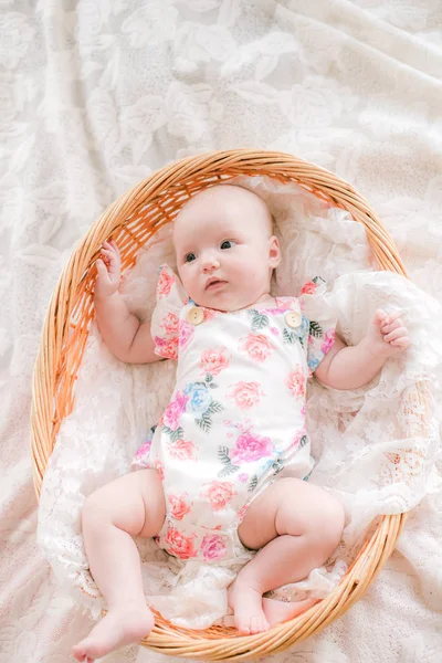Lindo Bebé Con Ropa Impresión Floral Encuentra Una Canasta Mimbre — Foto de Stock
