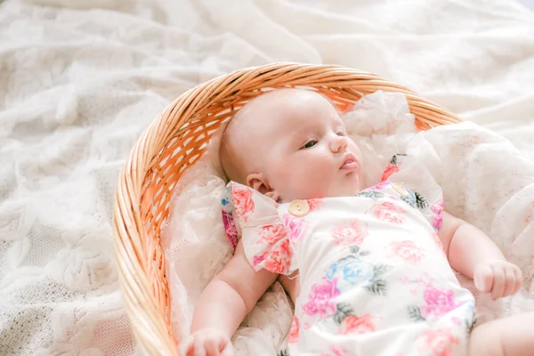 Söt Baben Baby Blommig Print Kläder Ligger Flätad Korg Vit — Stockfoto