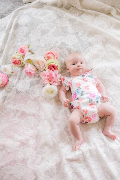 Pequeña Niña Linda Encuentra Una Cama Blanca Casa Traje Cuerpo —  Fotos de Stock