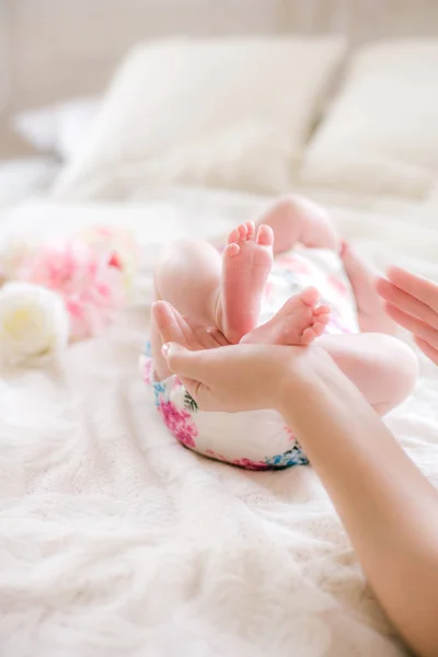 Las Manos Mamá Sostienen Pequeñas Piernas Lindas Una Hija Recién — Foto de Stock