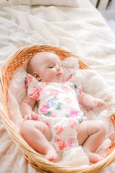 Niedliches Baby Floraler Kleidung Liegt Einem Weidenkorb Auf Einem Weißen — Stockfoto