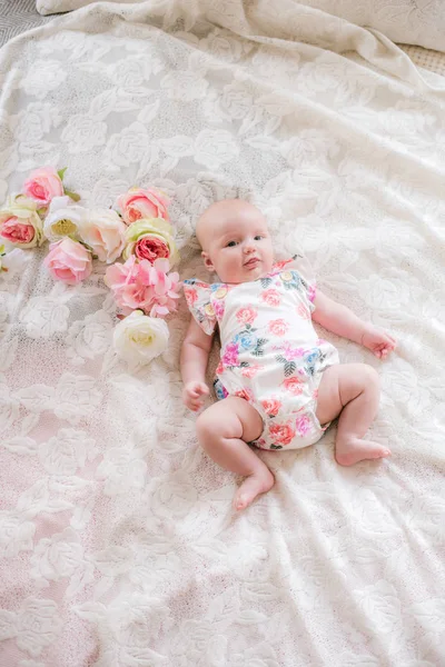 Little Cute Baby Girl Leży Białym Łóżku Domu Kwiatowym Body — Zdjęcie stockowe
