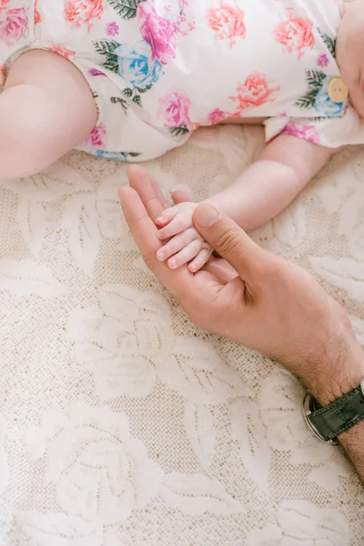 Las Manos Mamá Sostienen Una Linda Mano Una Hija Recién — Foto de Stock