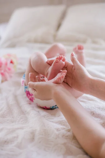 Руки Мами Тримають Маленькі Милі Ноги Новонародженої Дочки Домашніх Умовах — стокове фото
