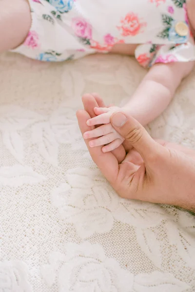Annemin Elleri Evde Beyaz Bir Yatakta Yeni Doğmuş Bir Kızın — Stok fotoğraf