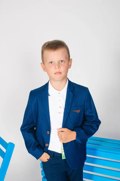 Jongen School Jongen Modieuze School Kleding Met Een Schooltas Een — Stockfoto