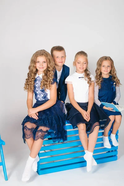 Écoliers Garçons Filles Vêtements Scolaires Mode Avec Cartable Livre Sur — Photo
