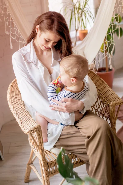 Eine Junge Mutter Spielt Mit Ihrem Kleinen Sohn Hause Schlafzimmer — Stockfoto