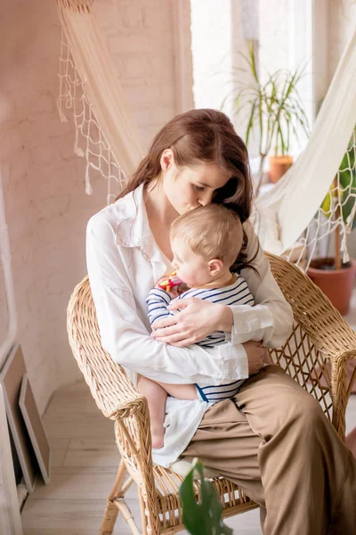 Eine Junge Mutter Spielt Mit Ihrem Kleinen Sohn Hause Schlafzimmer — Stockfoto