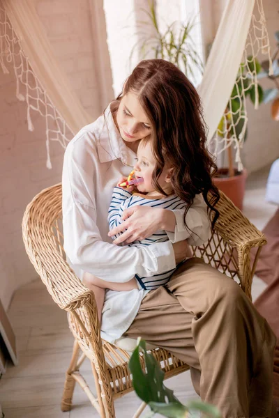 Eine Junge Mutter Spielt Mit Ihrem Kleinen Sohn Hause Schlafzimmer — Stockfoto