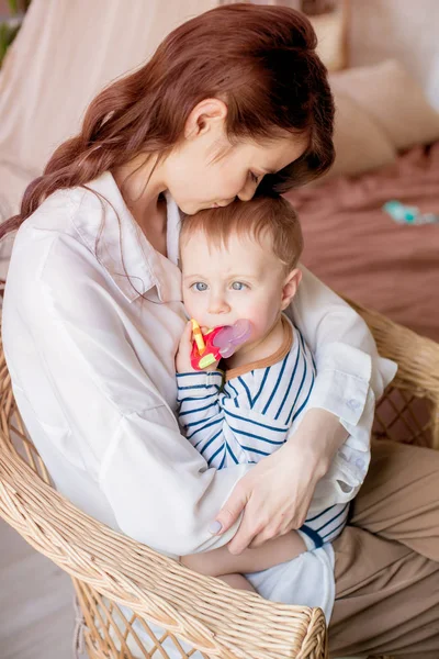 Una Giovane Madre Gioca Con Suo Figlio Casa Camera Letto — Foto Stock