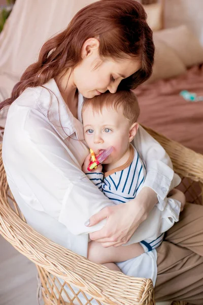 Young Mother Plays Her Little Son Home Bedroom Happy Motherhood — Stock Photo, Image