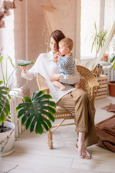 Genç bir anne evde yatak odasında küçük oğlu ile oynar. Mutlu annelik