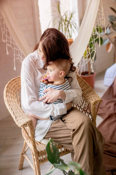 Eine Junge Mutter Spielt Mit Ihrem Kleinen Sohn Hause Schlafzimmer — Stockfoto