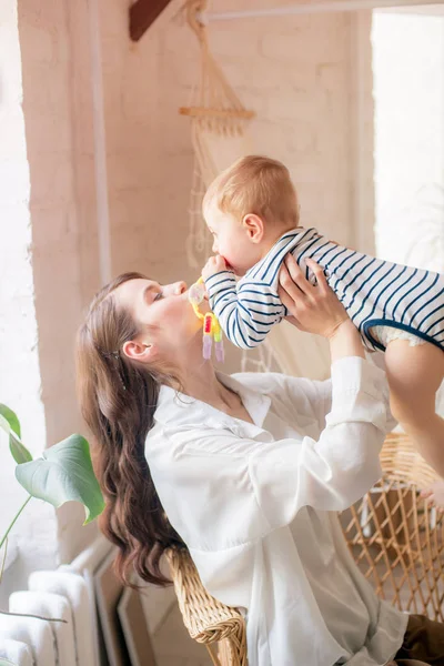 Молода Мати Грає Своїм Маленьким Сином Вдома Спальні Щасливе Материнство — стокове фото