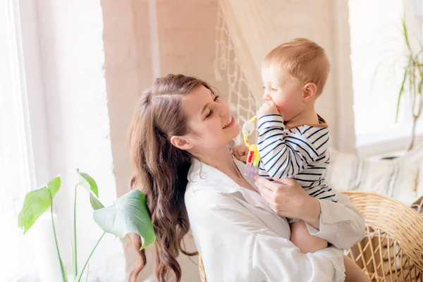 Eine Junge Mutter Spielt Mit Ihrem Kleinen Sohn Hause Schlafzimmer — Stockfoto