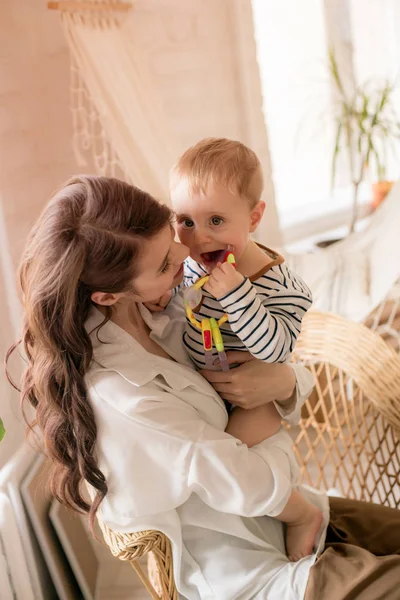 Een Jonge Moeder Speelt Met Haar Zoontje Thuis Slaapkamer Gelukkig — Stockfoto