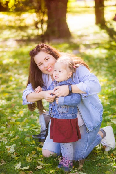 Young Pregnant Mother Plays Her Little Daughter Autumn Park Happy — Stock Photo, Image