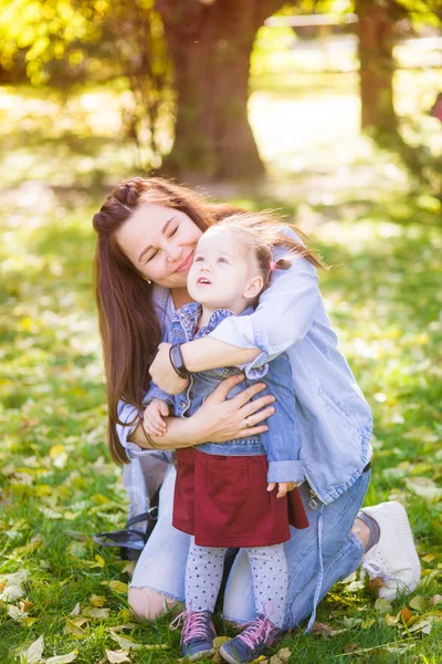 Young Pregnant Mother Plays Her Little Daughter Autumn Park Happy — Stock Photo, Image