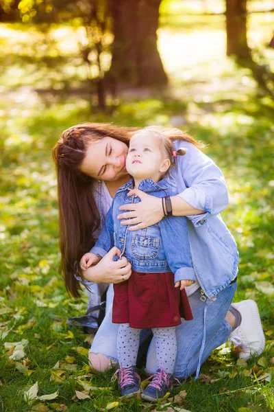 Young Pregnant Mother Plays Her Little Daughter Autumn Park Happy — Stock Photo, Image