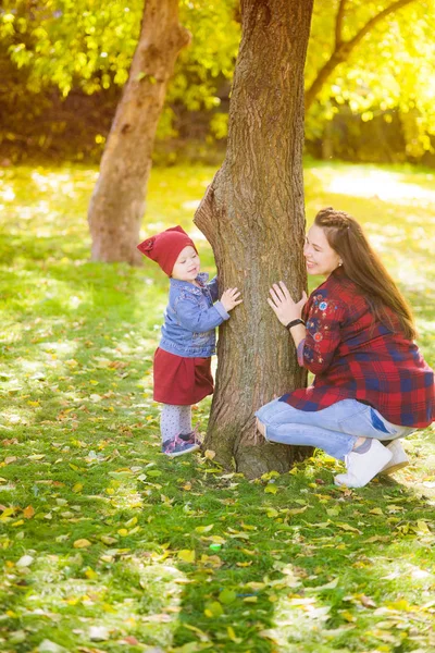 Uma Jovem Mãe Grávida Brinca Com Sua Filha Parque Outono — Fotografia de Stock