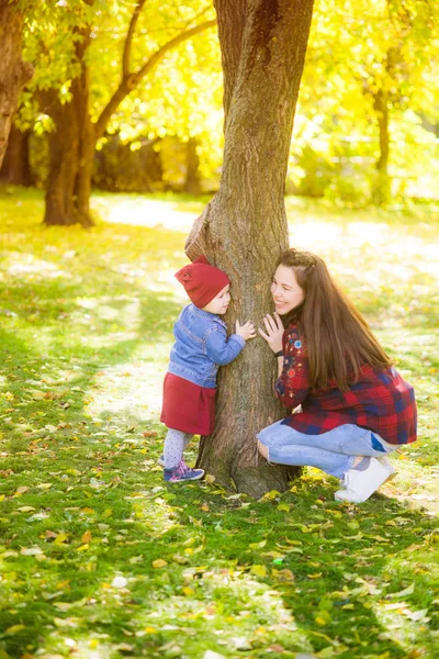 Uma Jovem Mãe Grávida Brinca Com Sua Filha Parque Outono — Fotografia de Stock