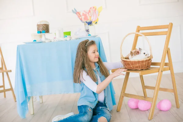Jolie Fille Avec Des Lapins Pâques Dans Chambre Décorative Pour — Photo