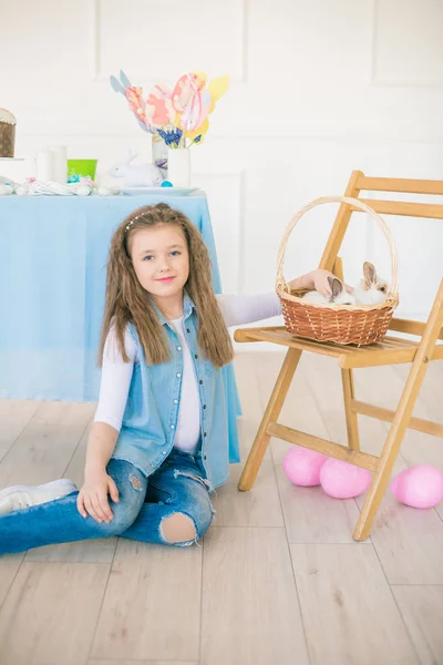 Menina Bonito Com Coelhos Páscoa Quarto Decorativo Para Feriado Humor — Fotografia de Stock