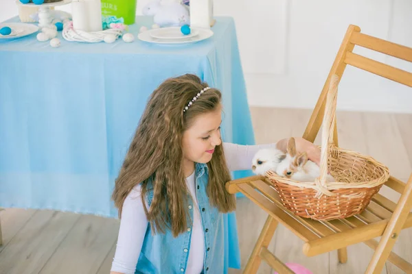 Jolie Fille Avec Des Lapins Pâques Dans Chambre Décorative Pour — Photo