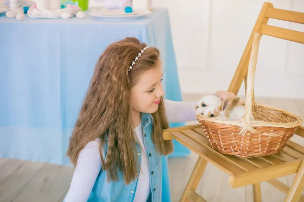 Jolie Fille Avec Des Lapins Pâques Dans Chambre Décorative Pour — Photo