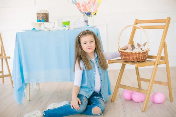 Linda Chica Con Conejitos Pascua Habitación Decorativa Para Las Vacaciones —  Fotos de Stock