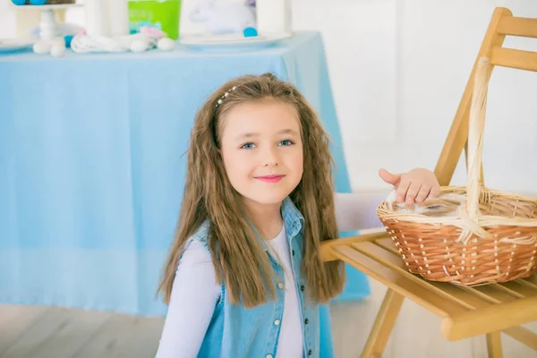 Schattig Meisje Met Pasen Konijntjes Kamer Decoratief Voor Vakantie Pasen — Stockfoto