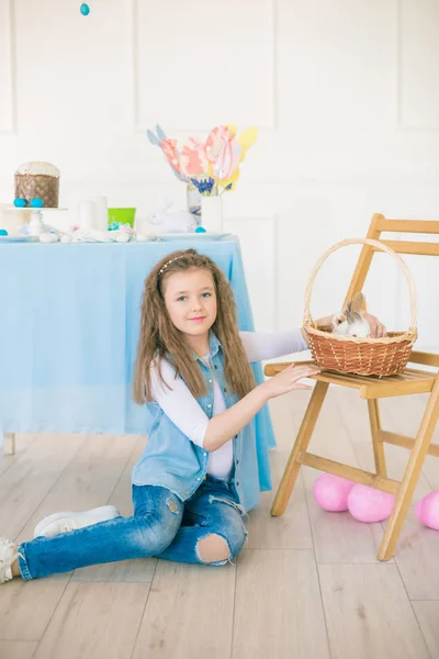 Menina Bonito Com Coelhos Páscoa Quarto Decorativo Para Feriado Humor — Fotografia de Stock