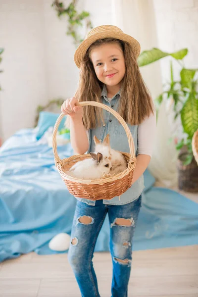 Jolie Fille Avec Des Lapins Pâques Dans Chambre Décorative Pour — Photo