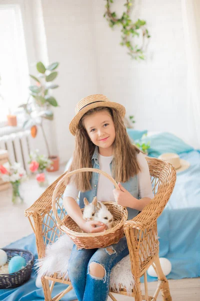 Мила Дівчина Великодніми Кроликами Кімнаті Декоративно Свята Великодній Настрій — стокове фото