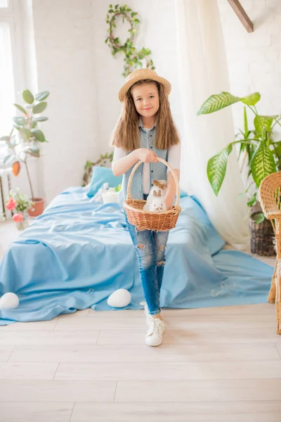 Aranyos Lány Húsvéti Nyuszik Szobában Dekoratív Ünnep Húsvéti Hangulat — Stock Fotó