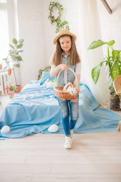 Menina Bonito Com Coelhos Páscoa Quarto Decorativo Para Feriado Humor — Fotografia de Stock