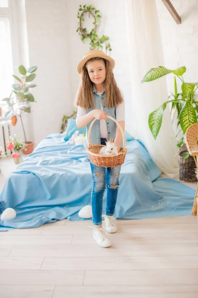 Menina Bonito Com Coelhos Páscoa Quarto Decorativo Para Feriado Humor — Fotografia de Stock