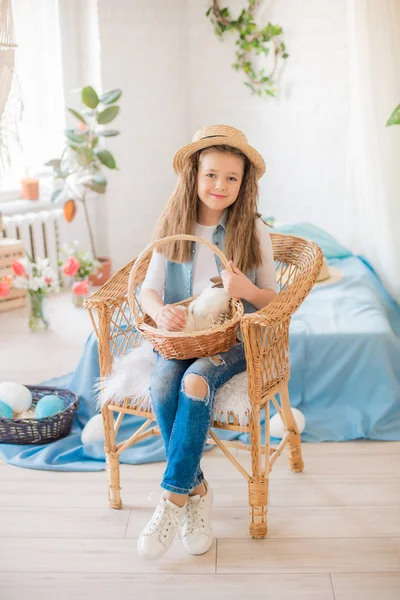 Мила Дівчина Великодніми Кроликами Кімнаті Декоративно Свята Великодній Настрій — стокове фото