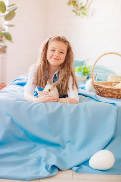 Nettes Mädchen Mit Osterhasen Zimmer Dekorativ Für Den Urlaub Osterstimmung — Stockfoto