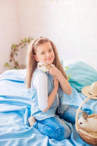 Aranyos Lány Húsvéti Nyuszik Szobában Dekoratív Ünnep Húsvéti Hangulat — Stock Fotó