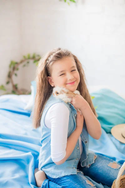 Menina Bonito Com Coelhos Páscoa Quarto Decorativo Para Feriado Humor — Fotografia de Stock