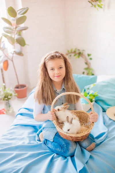 可爱的女孩与复活节兔子在房间里装饰的假期 复活节气氛 — 图库照片