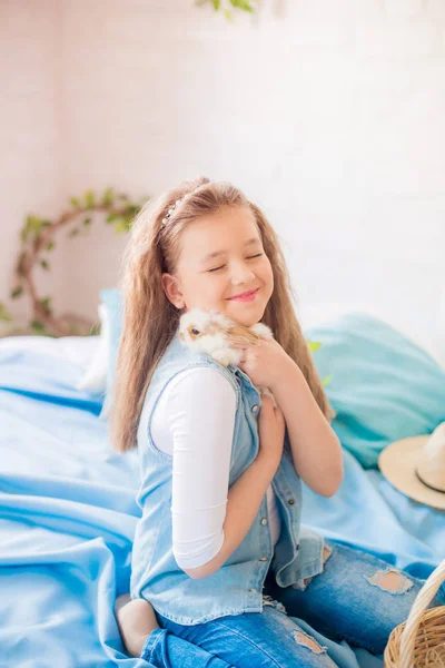 Nettes Mädchen Mit Osterhasen Zimmer Dekorativ Für Den Urlaub Osterstimmung — Stockfoto