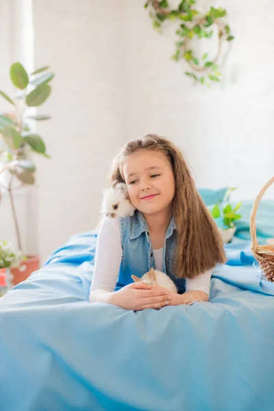 Nettes Mädchen Mit Osterhasen Zimmer Dekorativ Für Den Urlaub Osterstimmung — Stockfoto