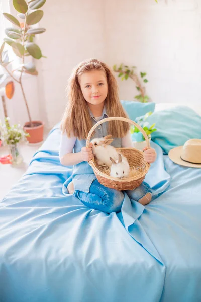 Nettes Mädchen Mit Osterhasen Zimmer Dekorativ Für Den Urlaub Osterstimmung — Stockfoto