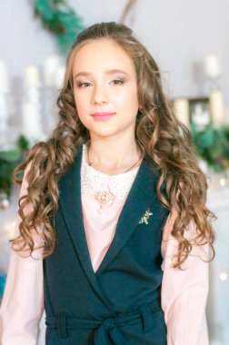 Noel için dekore odada evde Sevimli kız. Mutlu noel ruh hali