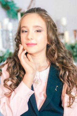 Noel için dekore odada evde Sevimli kız. Mutlu noel ruh hali