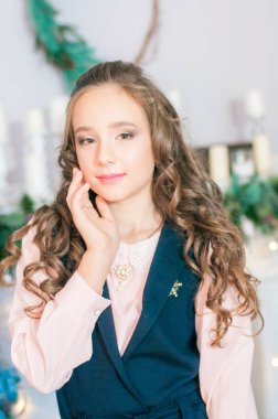 Noel için dekore odada evde Sevimli kız. Mutlu noel ruh hali