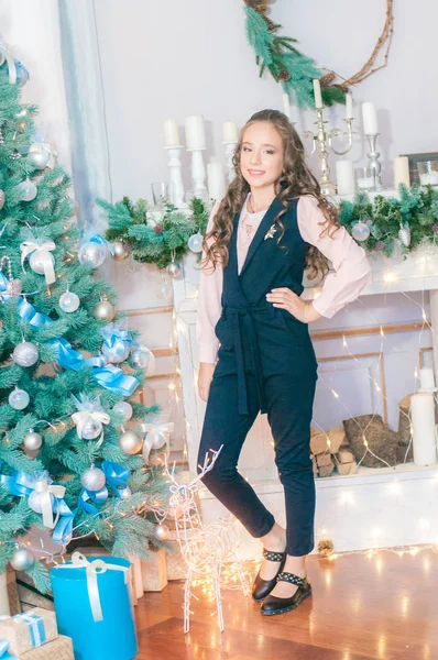 Menina Bonito Casa Quarto Decorado Para Natal Feliz Clima Natal — Fotografia de Stock